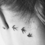 Foto tatuaggio tre rondini sul collo