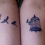 Immagine tatuaggio di uccellini che escono dalla gabbia