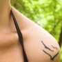 Piccolo tatuaggio di uccelli sulla spalla