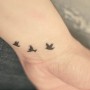 Piccolo tatuaggio di uccellini sul polso