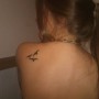 Tatuaggio di tre uccellini sulla spalla