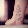 Tatuaggio interno polso di due uccelli