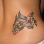 Tatuaggio rondine con rametto