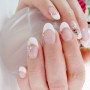 Decorazione unghie con french bianco e strass
