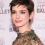 Taglio di capelli corti per Anne Hathaway