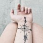 Foto tatuaggio rosa dei venti o bussola