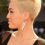 Miley Cyrus con taglio di capelli corti alla mohicana 2012 2013