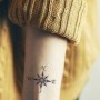 Piccolo tatuaggio rosa dei venti