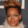 Rihanna con taglio di capelli alla mohicana