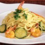 Linguine con gamberi e zucchine come primo piatto cenone Capodanno
