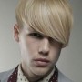 Taglio capelli ragazzo con ciuffo sulla fronte