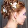 Acconciatura raccolta sposa con fiori