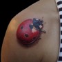 Foto tatuaggio coccinella 3D sulla spalla