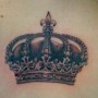 Foto tatuaggio corona reale sulla schiena