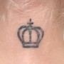 Immagine piccola corona da tatuare dietro al collo