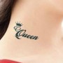 Piccolo tatuaggio corona Queen sul collo