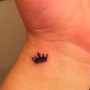 Piccolo tatuaggio di corona interno polso