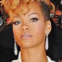 Rihanna con taglio capelli mossi undercut corto