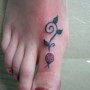 Tatuaggio coccinella con foglioline