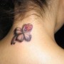 Tatuaggio coccinella con quadrifoglio dietro al collo