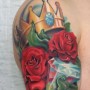 Tatuaggio corona con rose e diamanti