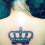 Tatuaggio simbolo corona sulla schiena