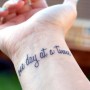 Corta frase in inglese da tatuare interno polso