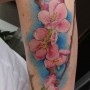 Foto tatuaggio fiori di ciliegio sul braccio