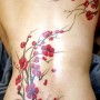 Foto tatuaggio fiori di ciliegio sulla schiena