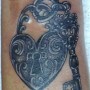 Foto tatuaggio lucchetto cuore con chiave