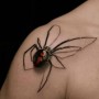Foto tatuaggio ragno 3D sulla spalla
