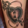 Immagine tatuaggio lucchetto a forma di cuore con chiave