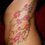 Immagine tatuaggio ramo di ciliegio lungo il fianco