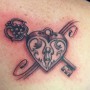 Piccolo tatuaggio lucchetto con chiave sulla spalla