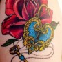 Tatuaggio lucchetto con chiave e una rosa