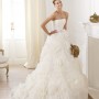 Abito da sposa 2014 con maxi fiori sulla gonna Pronovias mod Licia