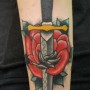 Foto tatuaggio pugnale con rosa sul braccio