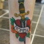 Immagine tatuaggio cuore con pugnale
