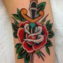 Immagine tatuaggio pugnale con rosa