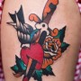 Immagine tatuaggio pugnale con rosa cuore e uccellino
