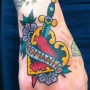 Tatuaggio pugnale con cuore