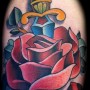 Tatuaggio rosa con pugnale foto e significato
