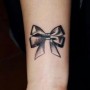 Fiocco tatuato interno polso