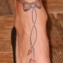 Fiocco tatuato sulla caviglia