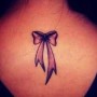 Fiocco tatuato sulla schiena