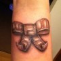 Originale tatuaggio di fiocco