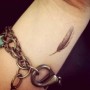 Piccola piuma indiana tatuata interno polso