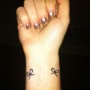 Piccoli fiocchetti tatuati interno polso