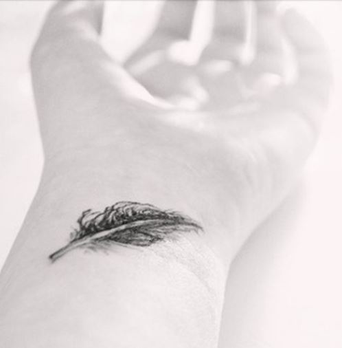 Piccoli tatuaggi femminili piume indiane e di pavone Immagini - Piccoli Tatuaggi femminili Piume indiane e di pavone: 20 Immagini Piccoli tatuaggi femminili piume indiane e di pavone Immagini