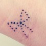 Piccolo fiocchetto tatuato